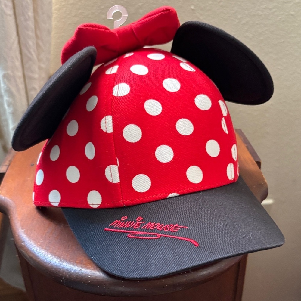 Disney Red and Black Minnie Mouse Hat w/ears and bow - Youth Size‎ - new